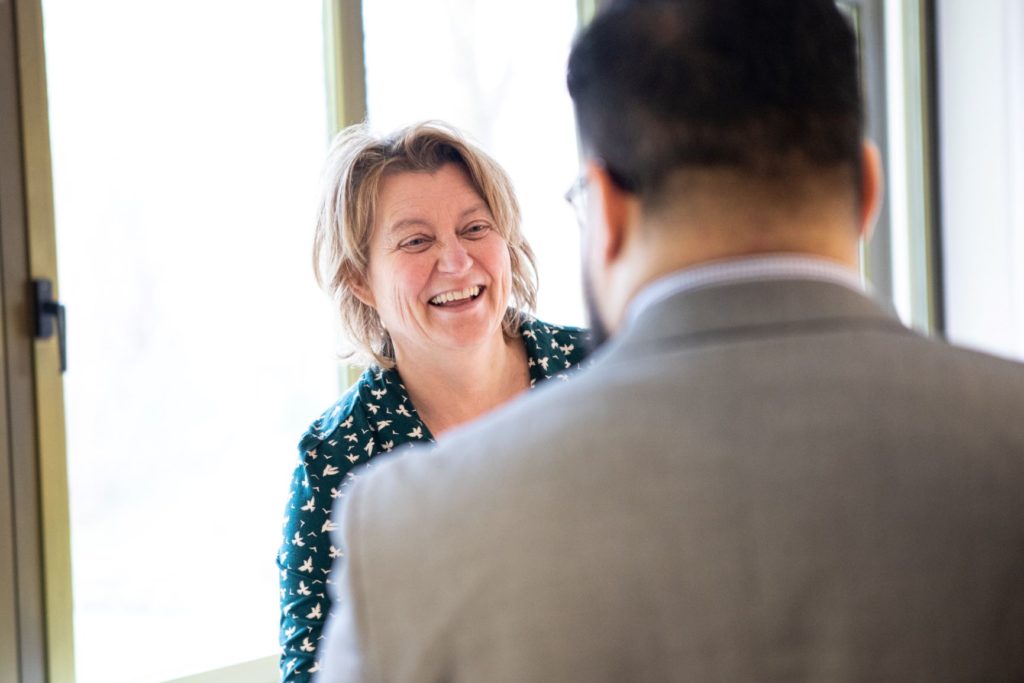 Berdine lachend met een deelnemer